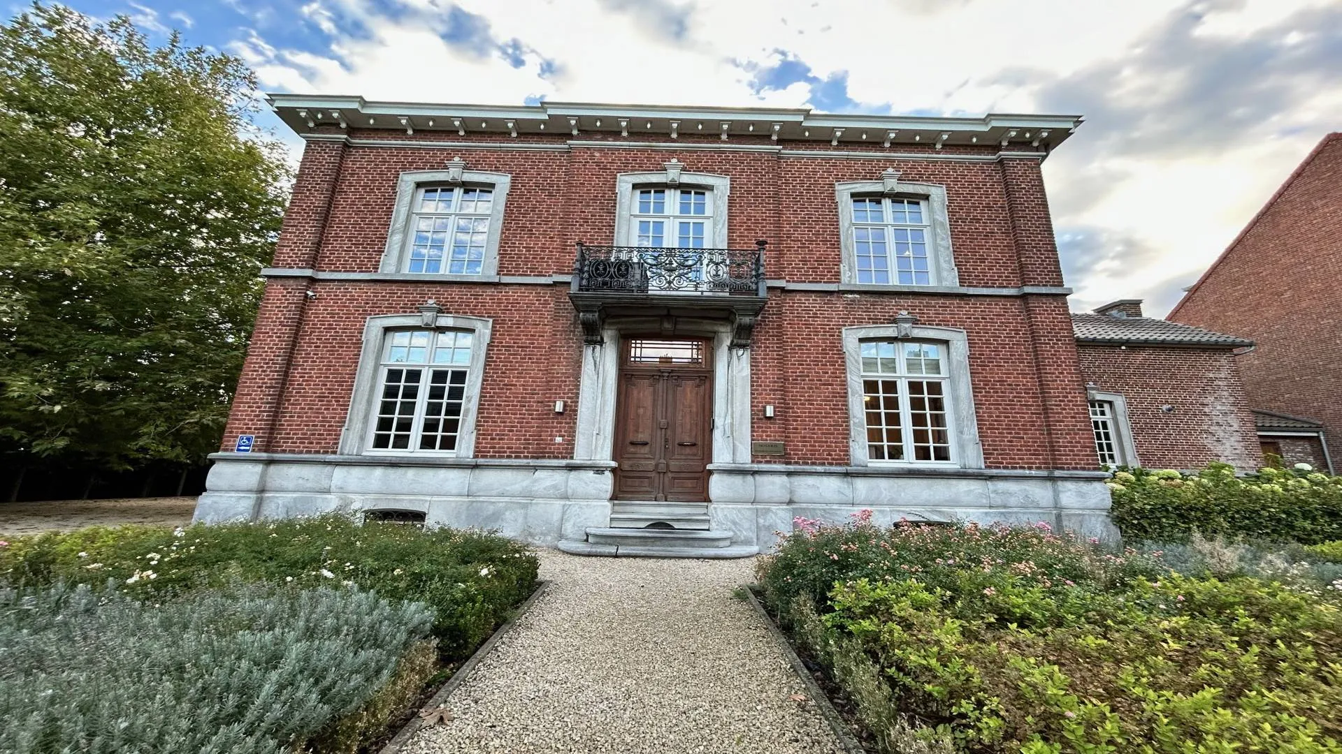 Bénédicte Van Parijs & Shenna Van Parijs